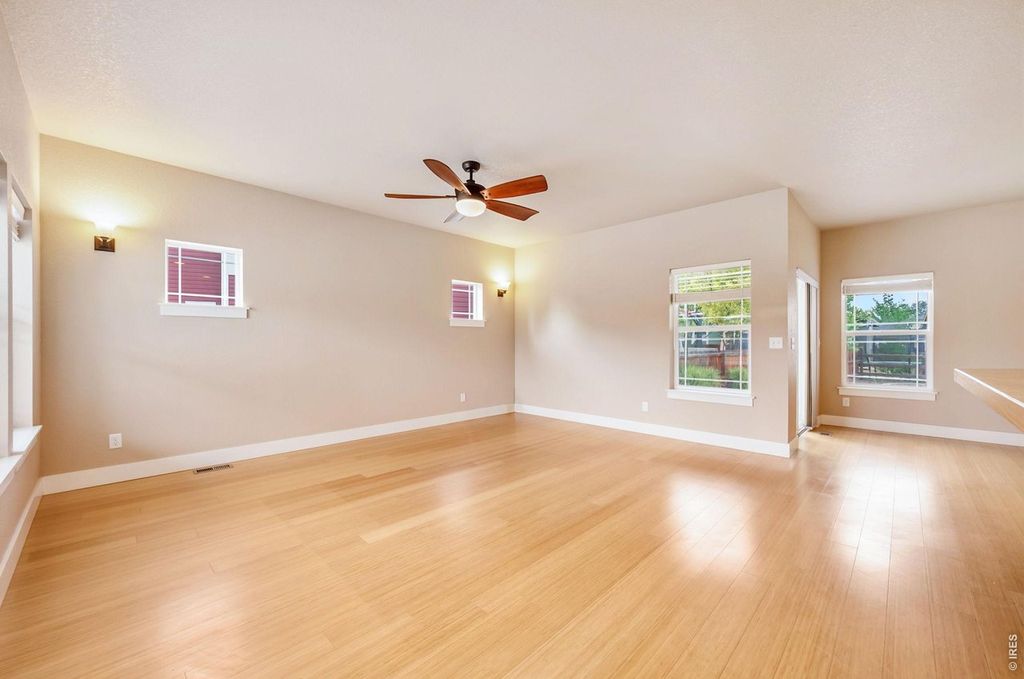 2202 Cocklebur Ln