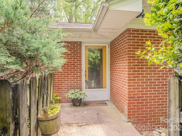 2512 Little River Rd, Hendersonville, NC 28739