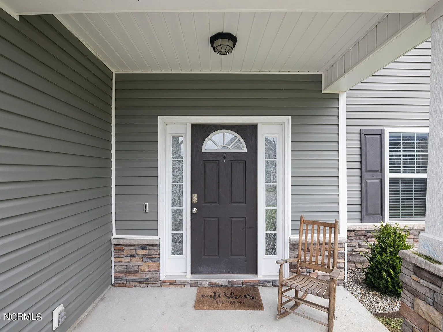 4 bed, 2.0 bath, 2844 sqft, $2,500 — Photo 3