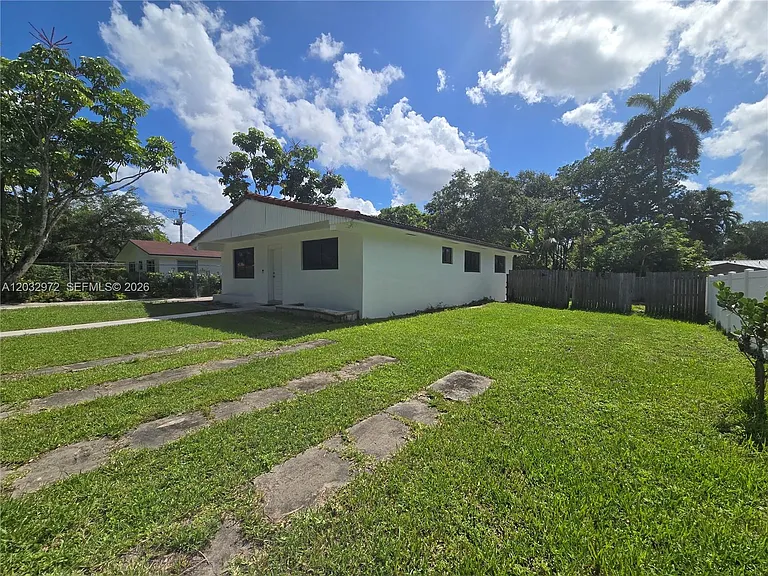13100 NE 3rd Ct — Photo 3
