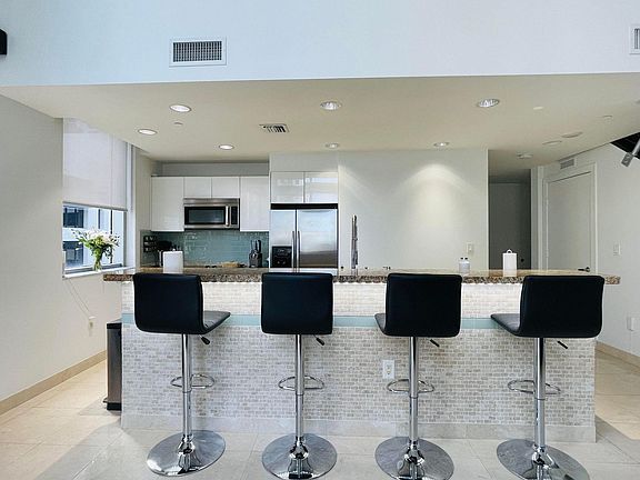 5th image of 1061 Brickell Ave #813