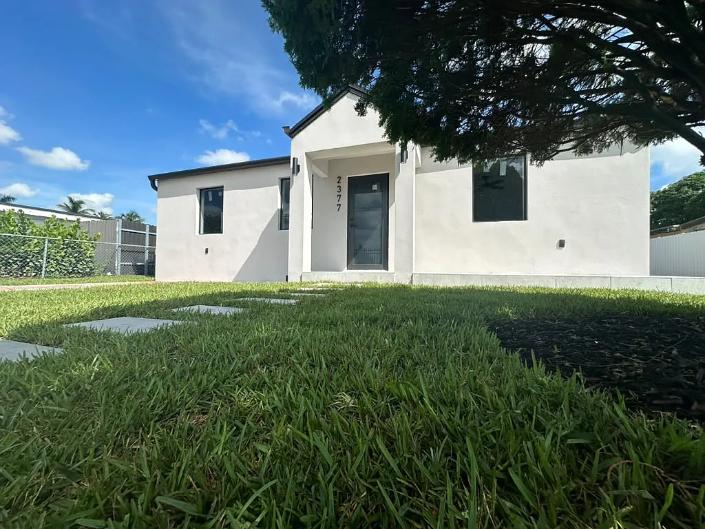 3 bed, 900 sqft, $3,300 — Photo 3
