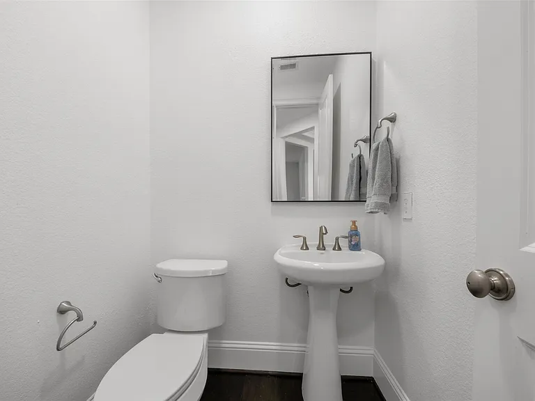 908 Amelia St — Photo 34