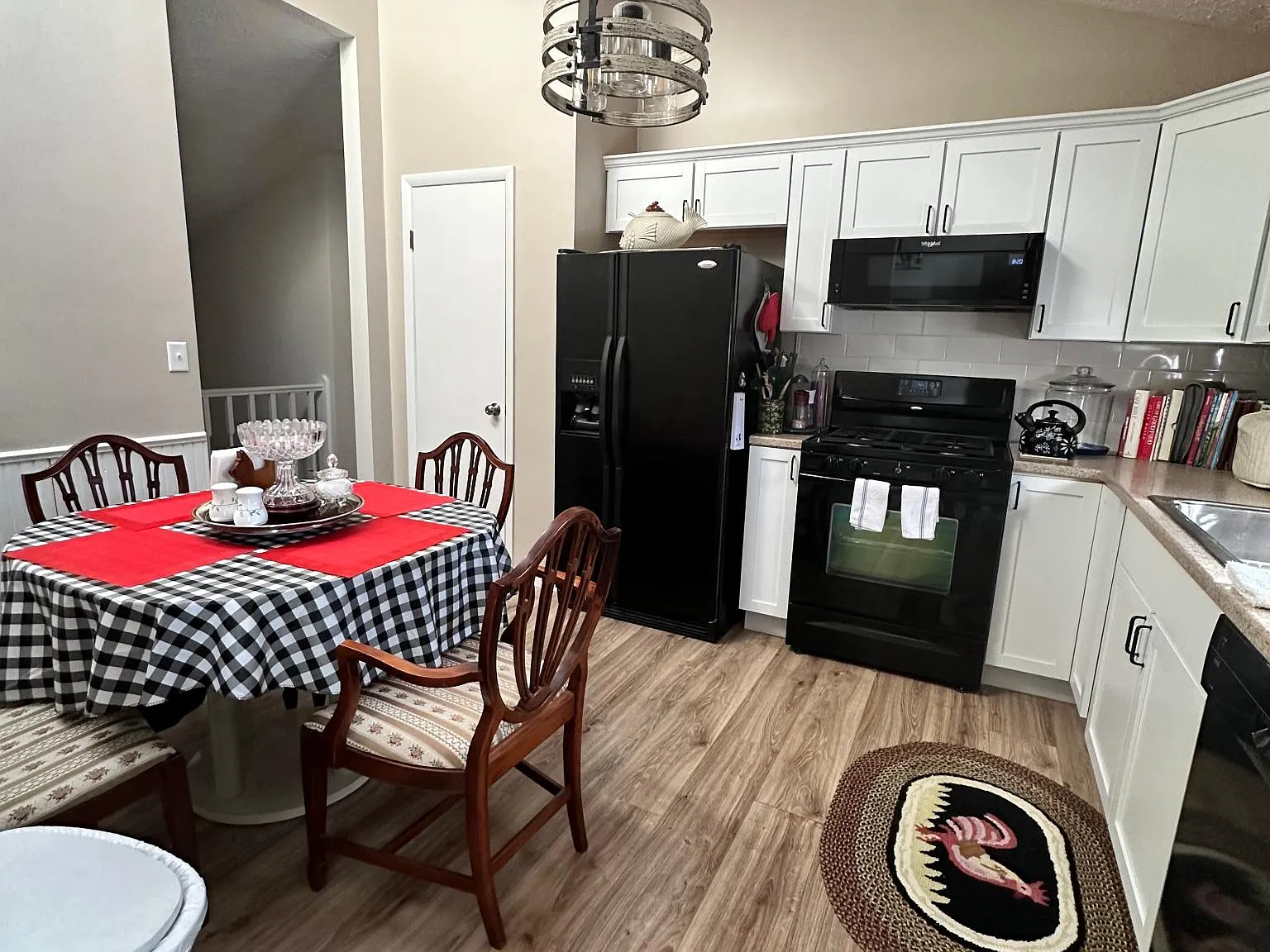 924 Sarah St — Photo 3