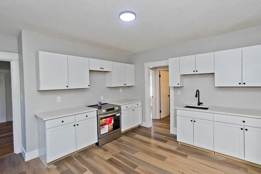 4 bed, $2,400 — Photo 3