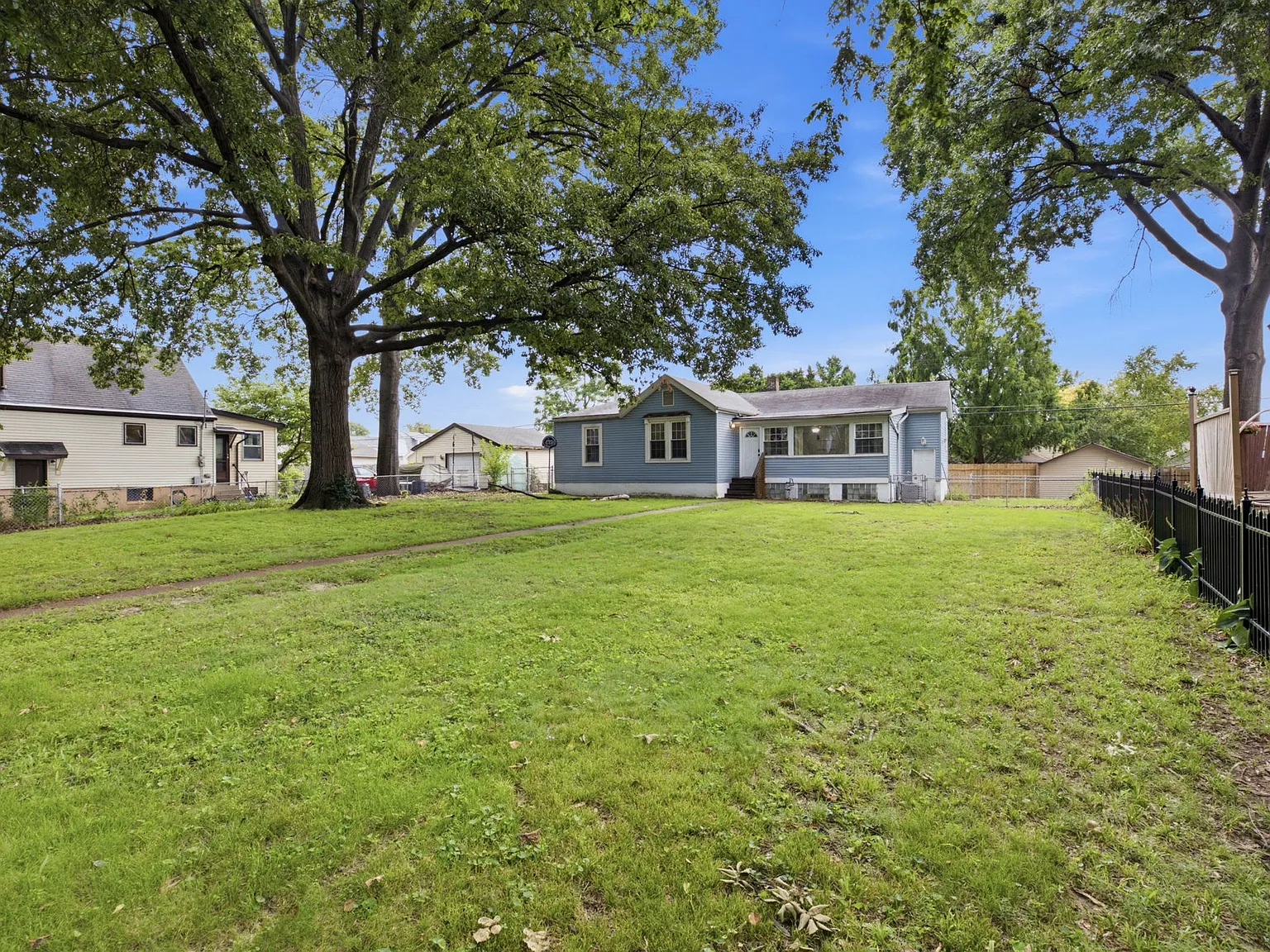 3 bed, 1100 sqft, $1,700 — Photo 1