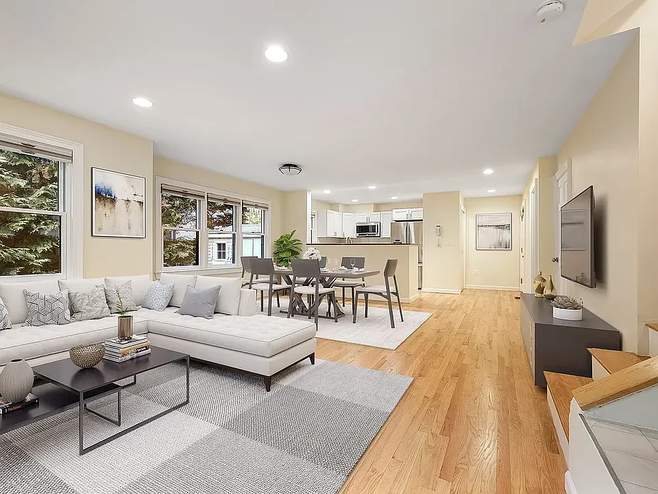 10 Eustis St