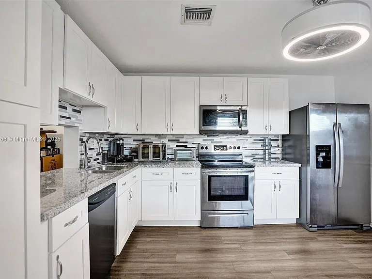1233 Hampton Blvd — Photo 2