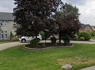 6665 Brookeshire Dr, West Bloomfield, MI 48322