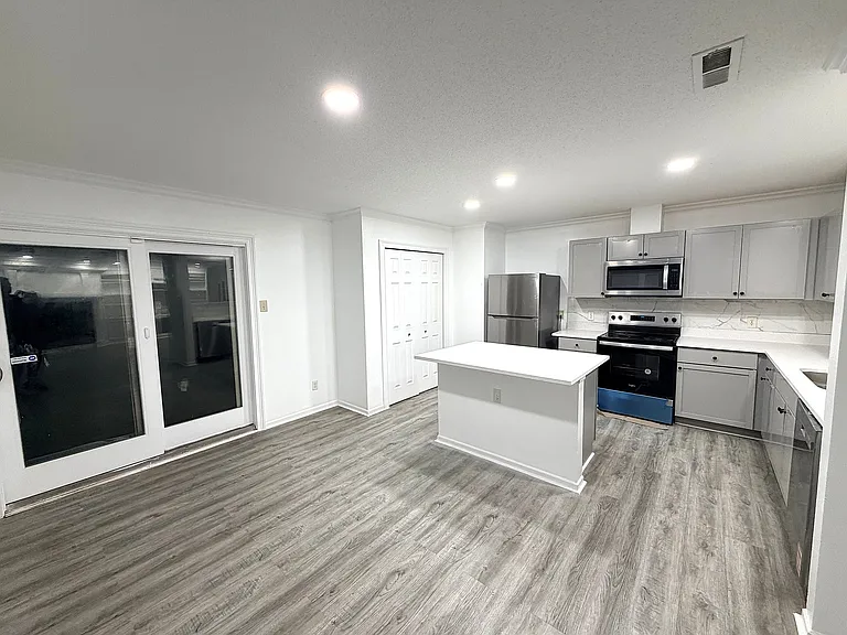 10882 Emery Dr — Photo 3