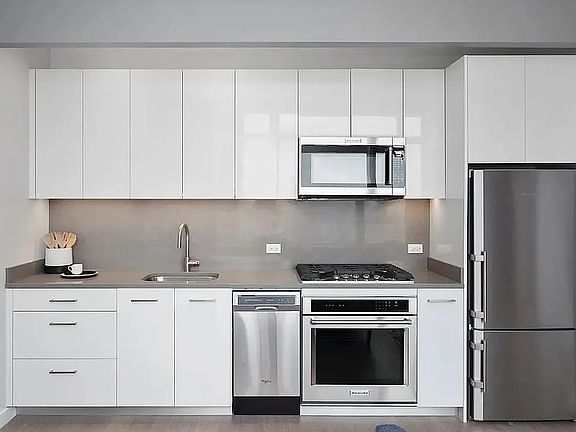 3rd image of 42 W 33rd St APT 15G