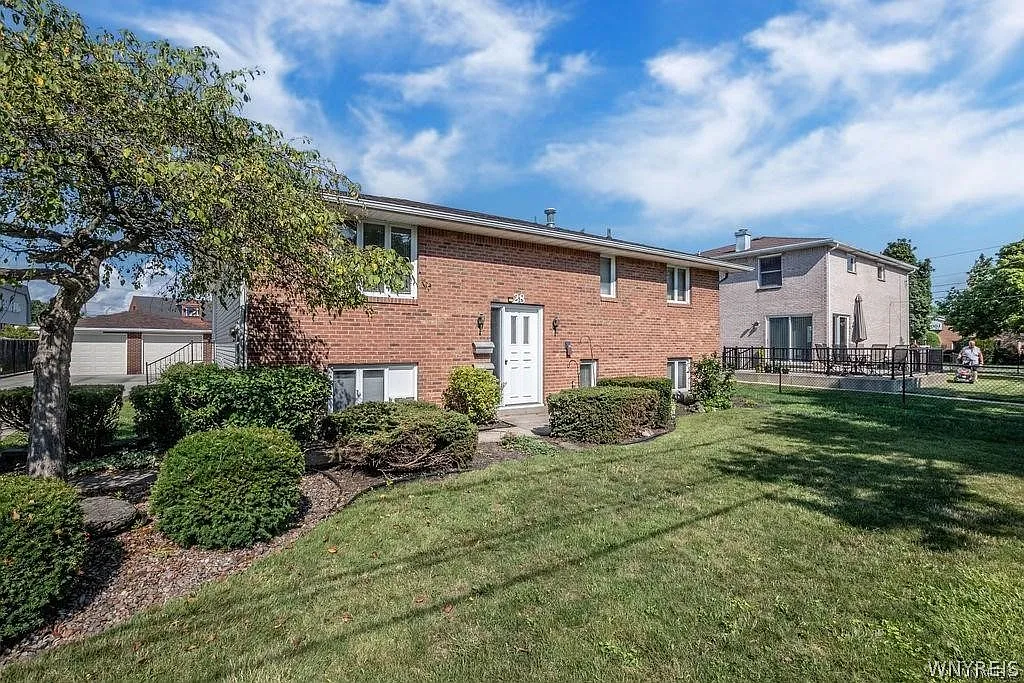 3 bed, 1.0 bath, 2592 sqft, $2,200 — Photo 3