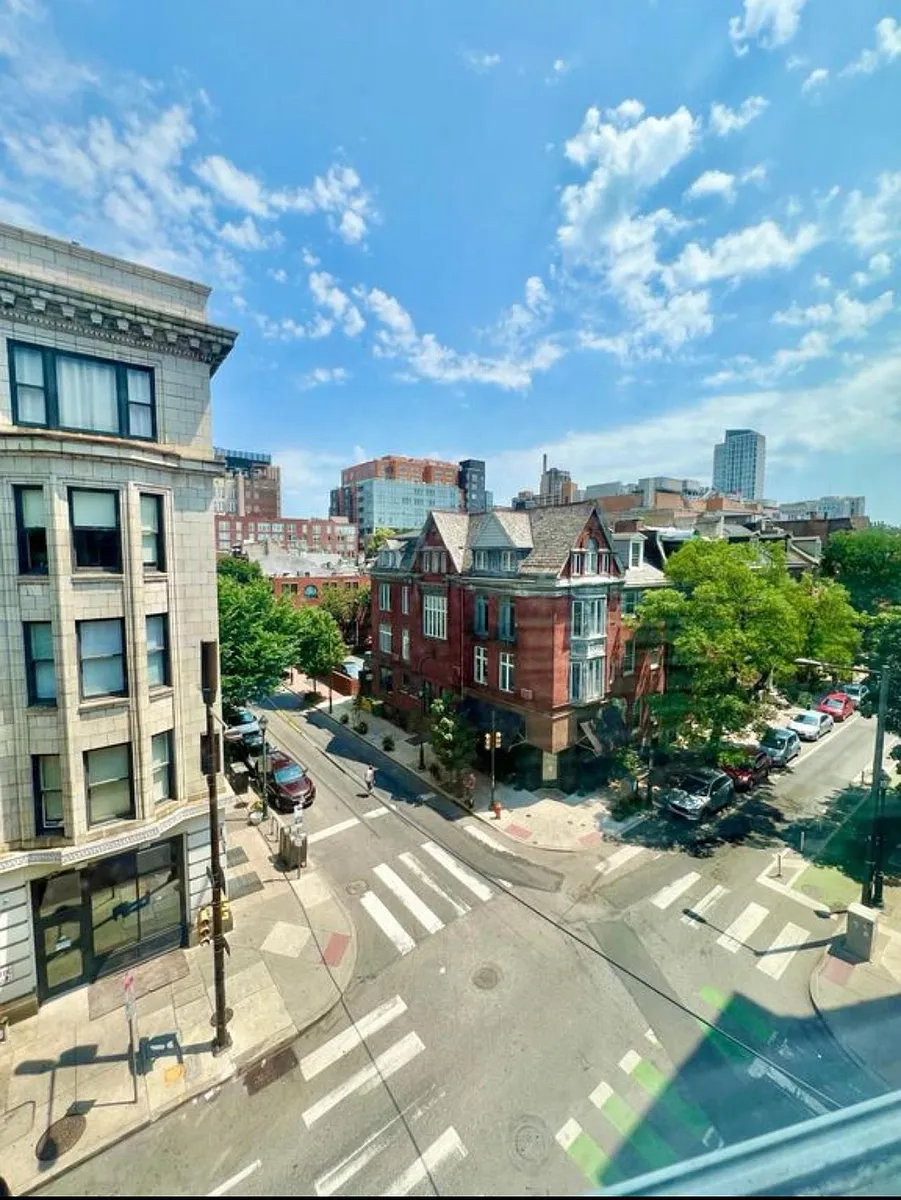 Building Photo - 302 S 12th St #201A