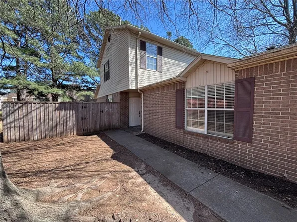 822 & 824 N Daisy Ln, Fayetteville, AR 72704