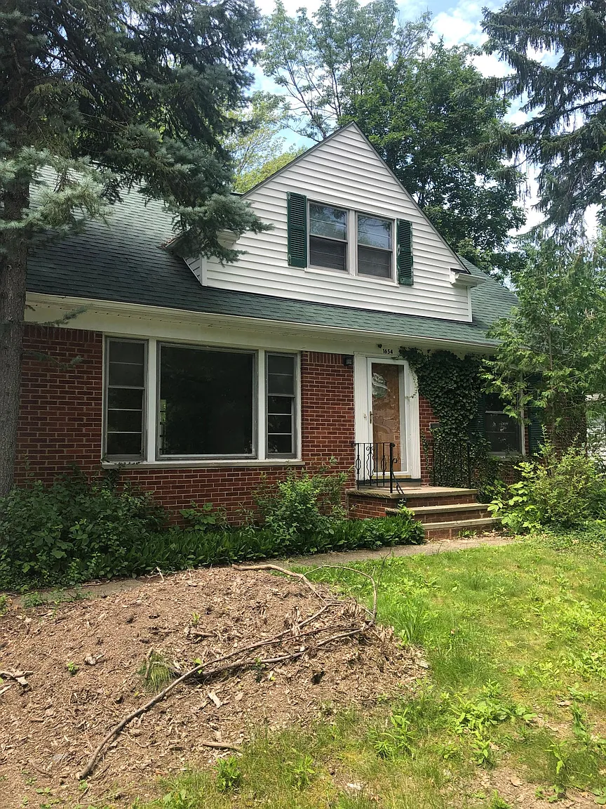 1654 Maple Rd photo 1