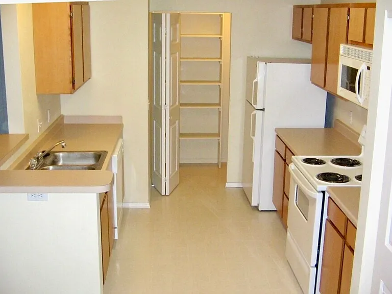 Creekside Apartments — Photo 8