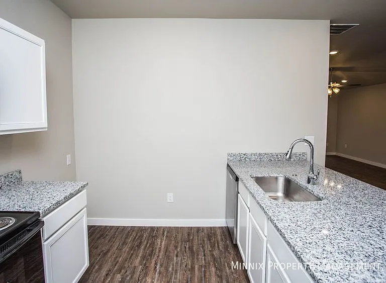 407 E 21st St #A — Photo 11