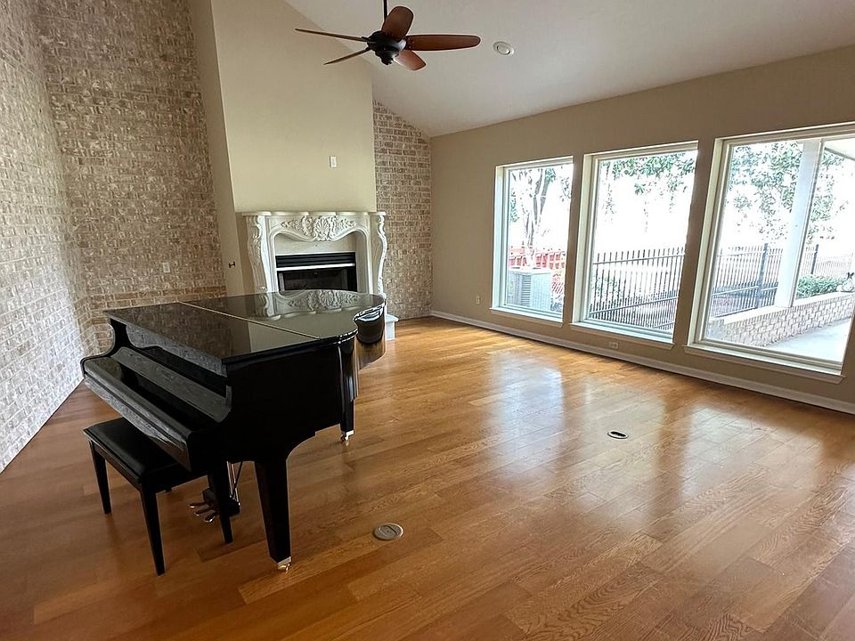 1st image of 20 Golfview Manor Rd