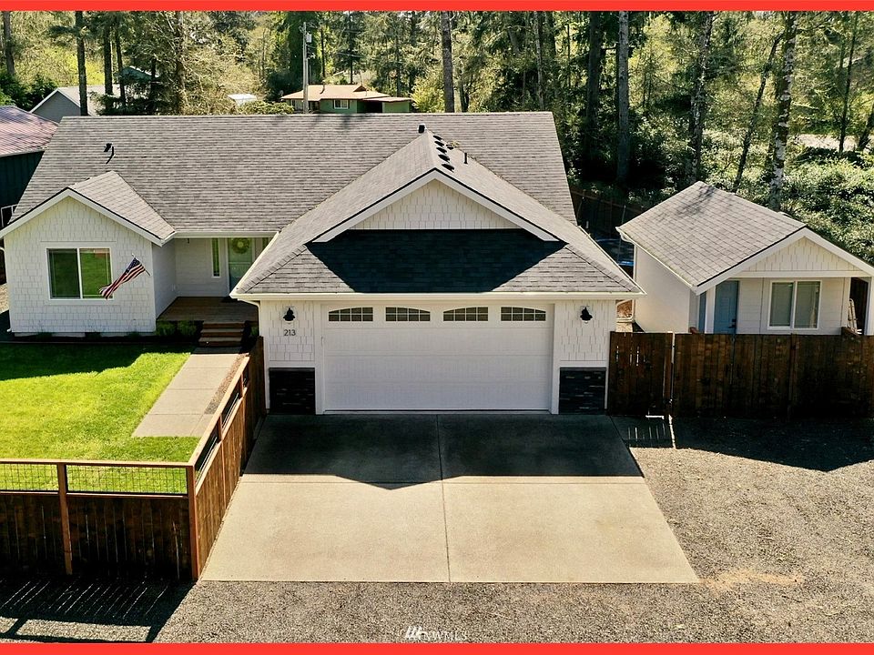 Elegant like-new 1,444sqft home on a tree-lined street near lake, parks, golf course.
