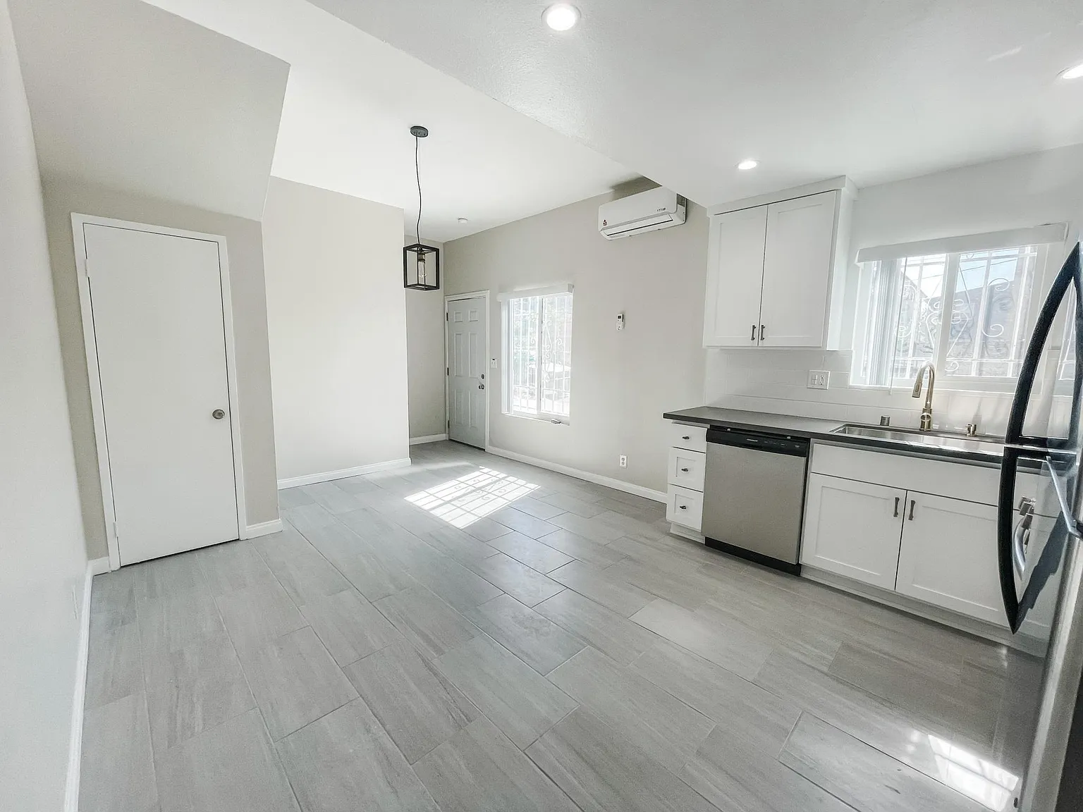2 bed, 700 sqft, $2,475 — Photo 2