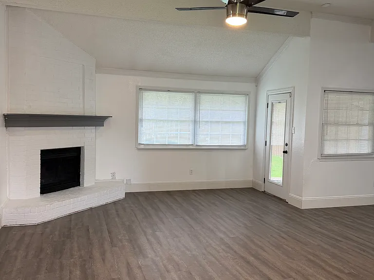 310 Kalmia Dr — Photo 6