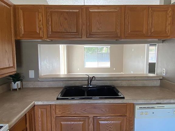 Kitchen overlooking livingroom