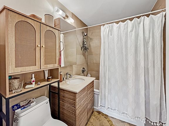 5th image of 1600 Beverley Rd APT 3C