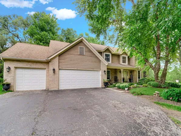 640 Silver Berry Dr, Crystal Lake, IL 60014