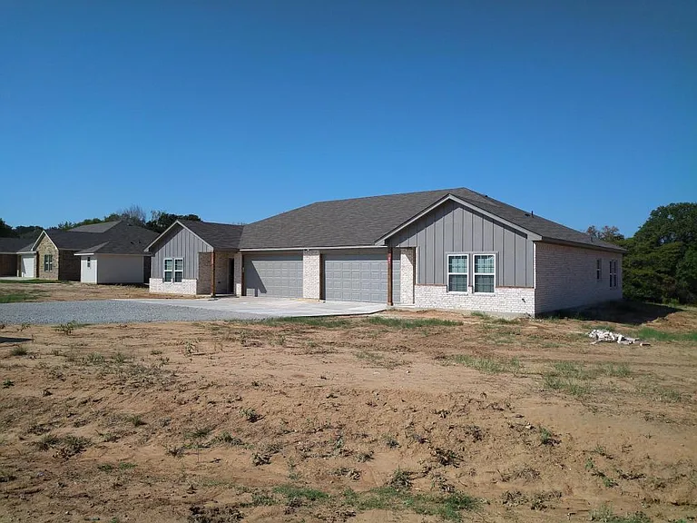 205 Hoover Ln — Photo 1