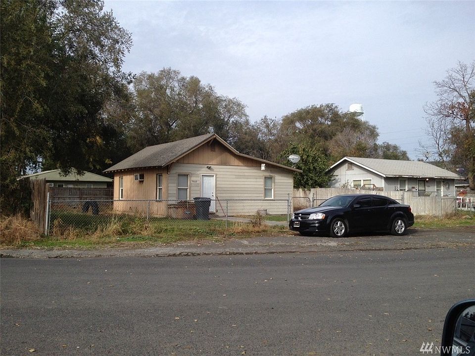 1st image of 3682 Lee Dr NE