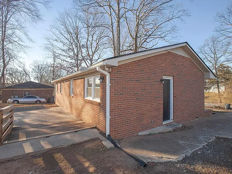 305 Kenmore Dr — Photo 9