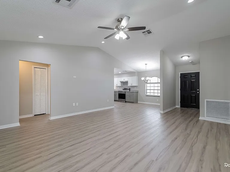 117 Dorchester Ct — Photo 4