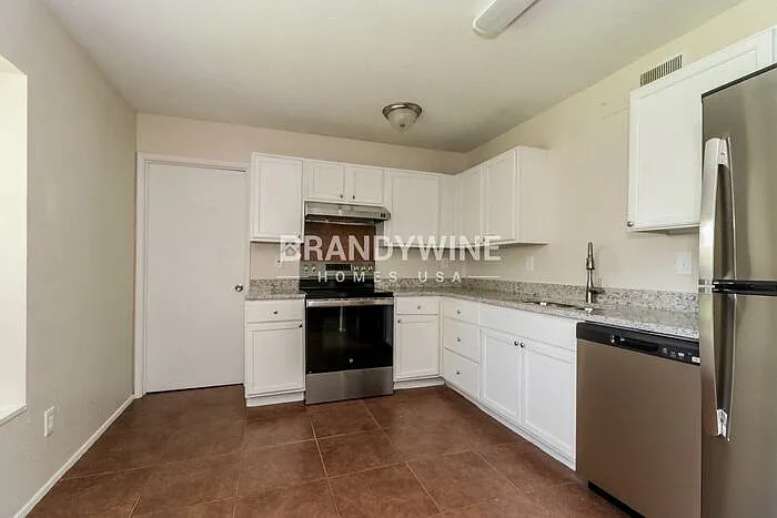 802 Edgemont Dr — Photo 9