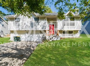 10402 NW 57th St, Kansas City, MO 64152