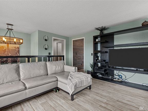 4th image of 3013 44th Ave NE