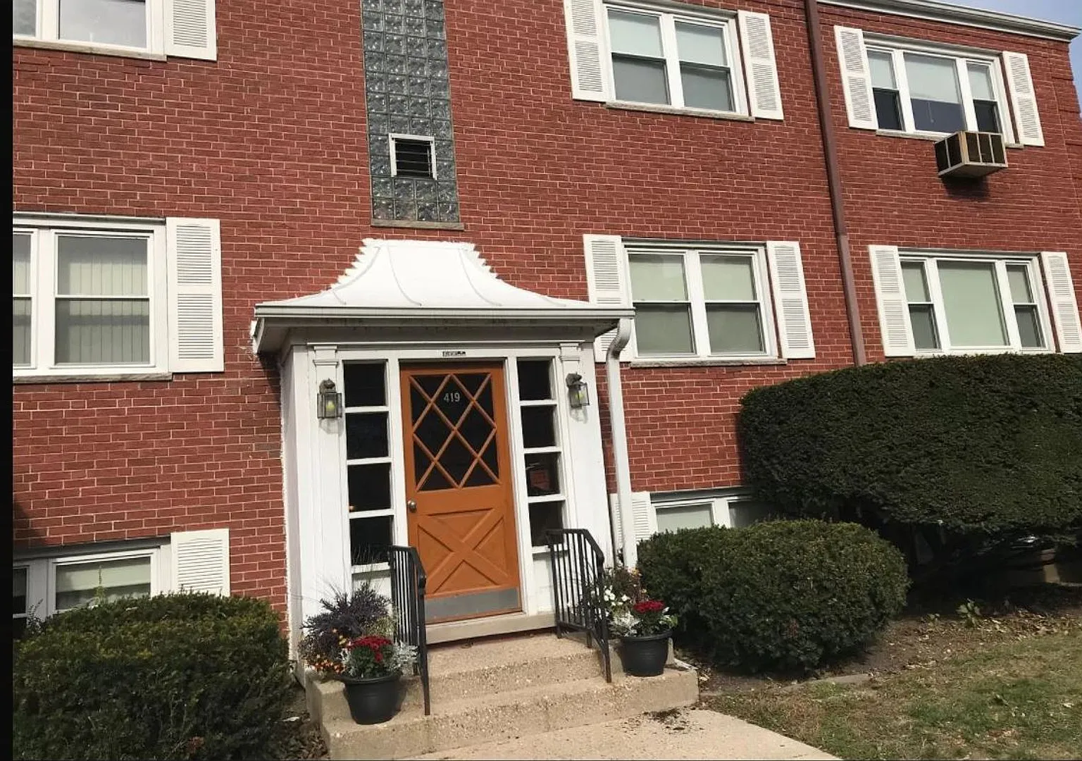 352 - *Sharff Apartments* — Photo 1