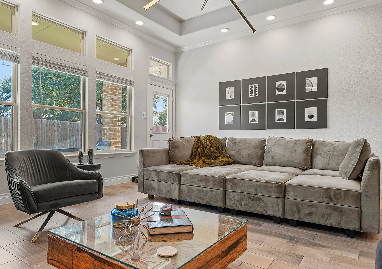 Modern and Cozy Home in DFW — Photo 2