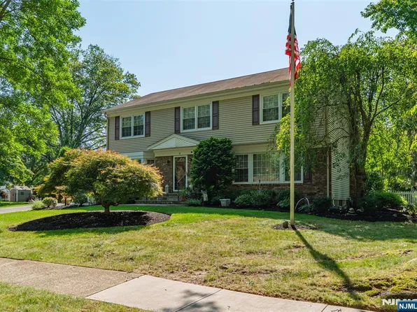 4 Skie Dr, Paramus, NJ 07652