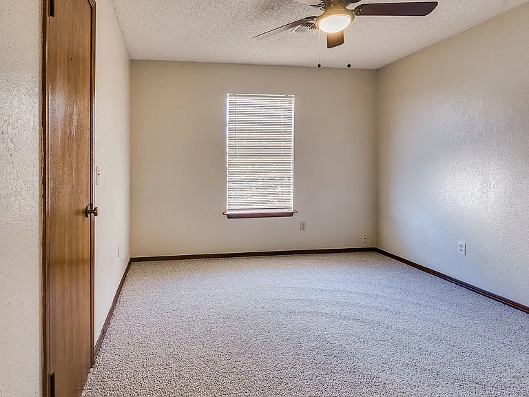 9006 N Rockwell Dr — Photo 33