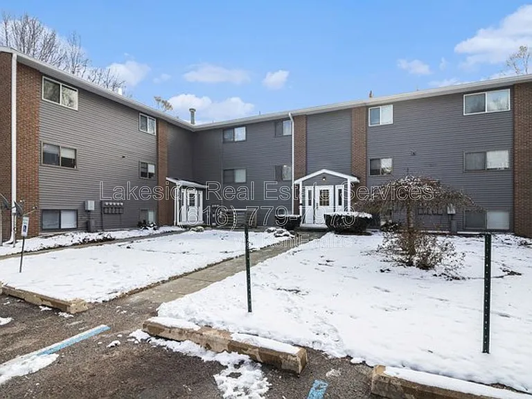 Maple Leaf Apartments — Photo 32