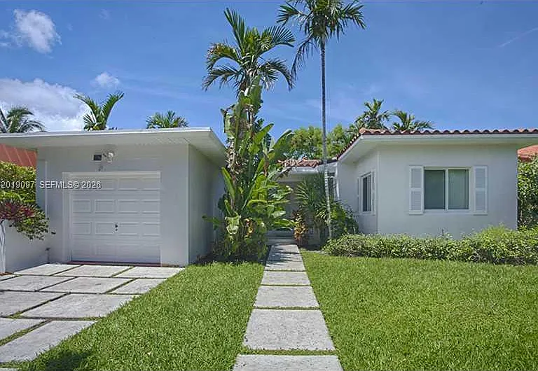 745 Lakeview Dr — Photo 1