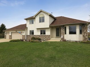 483 Barrington Dr E, Shakopee, MN 55379