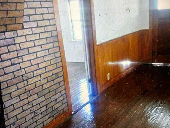 3rd image of 109 N Ash St