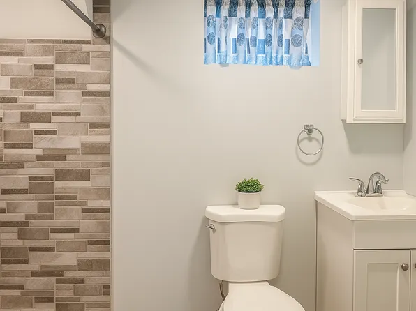 422 Cromwell Avenue image 8 of 16