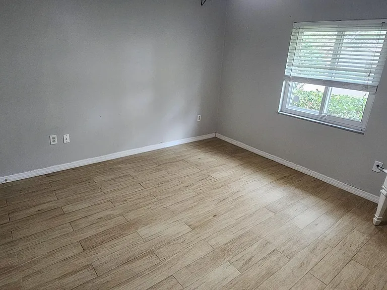 Arvern Dr — Photo 3