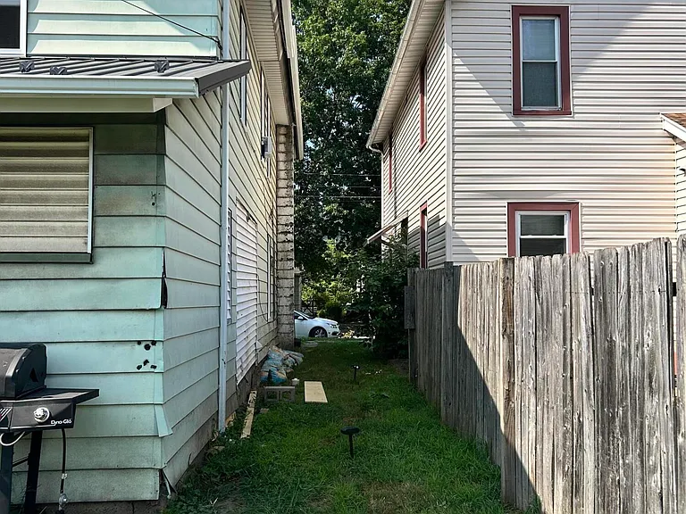 1225 Memorial Ave — Photo 21