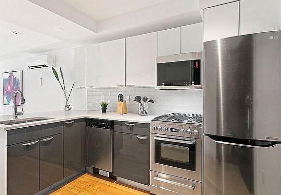 4th image of 39 E 21st St #3A
