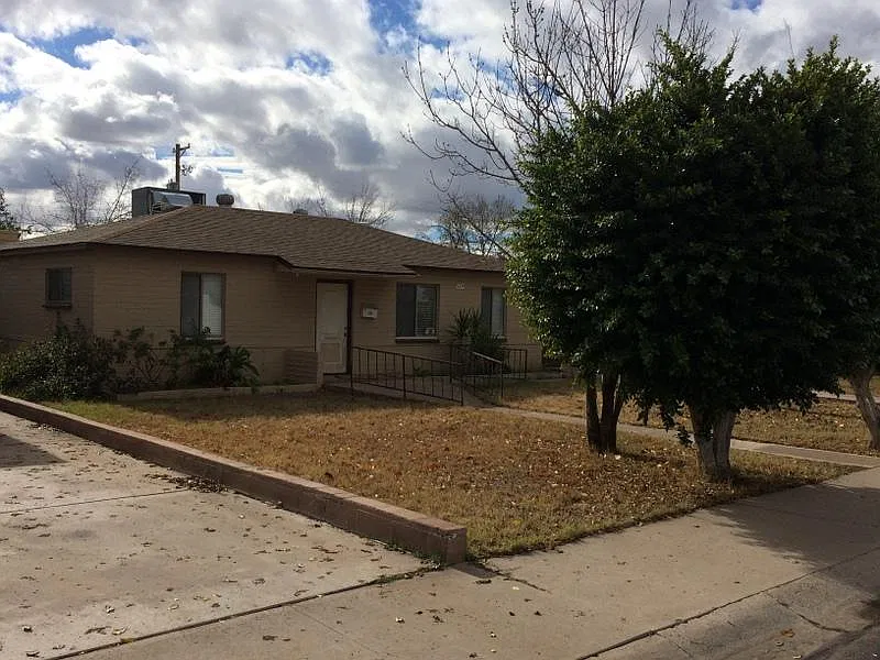 5 bed, 2200 sqft, $2,995 — Photo 2