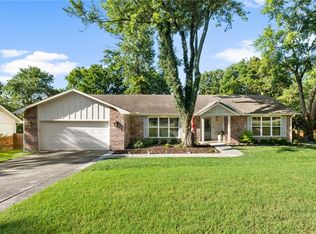 1319 E Sunny Hill Dr, Fayetteville, AR 72703