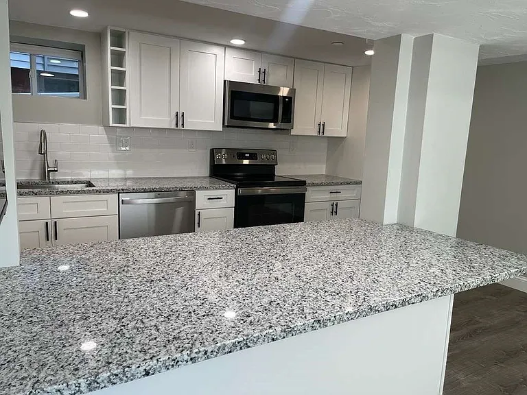 33 Jackson Ave #1R — Photo 4